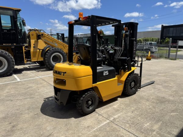 Summit K25 Isuzu Diesel Forklift - Image 5